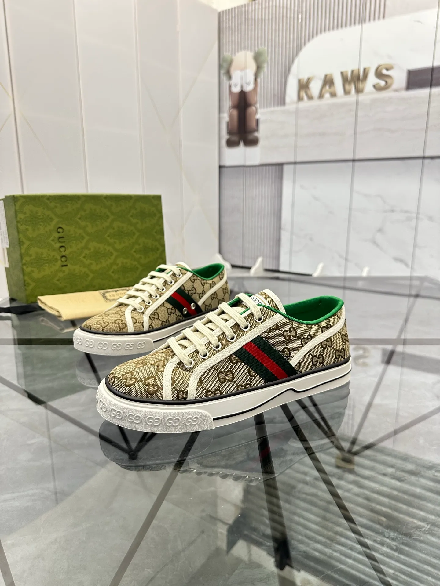 Men's shoes: 💰P360¥ Product trademark: Gucci* "Gucci*" low-cut casual shoes Regular size: 38-44 (can be customized to 45.46.) Product materials: Original material from the upper counter, breathable lining, original outsole. Number: 661